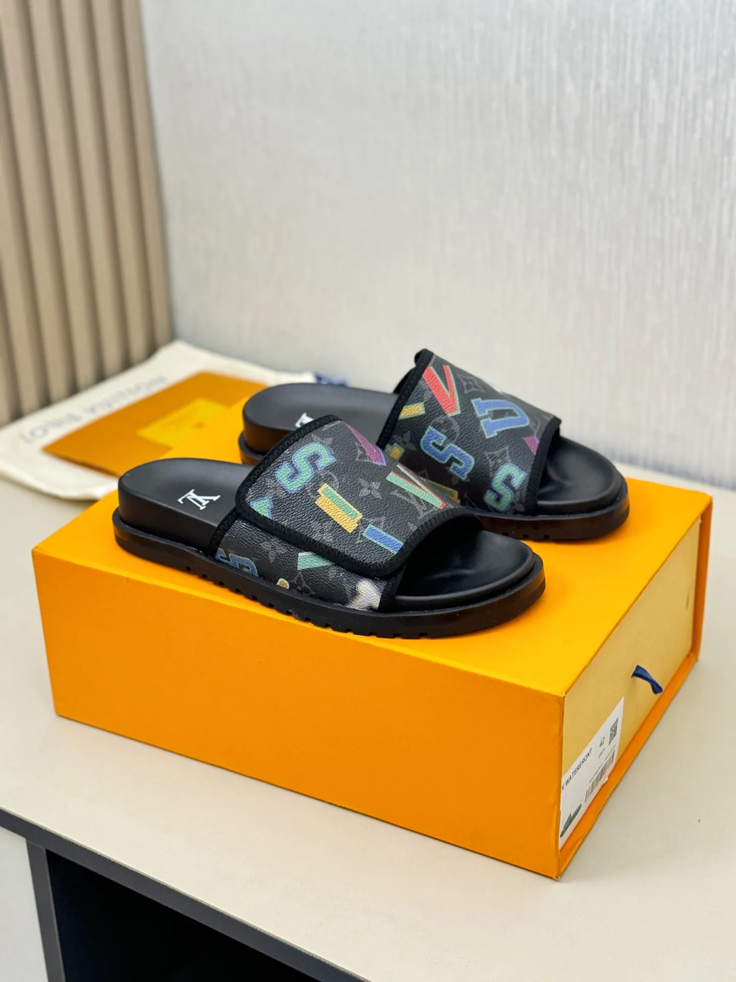[L Home] P: 340💰Size: 38-45 Top purchasing agent lv men's summer slippers, classic presbyopia with Velcro, soft real leather lining, unique color splicing effect, distinctive personality, fashionable and trendy essential style, light and comfortable. Lightweight and tough rubber insole, micro ridged foam outsole, super comfortable!